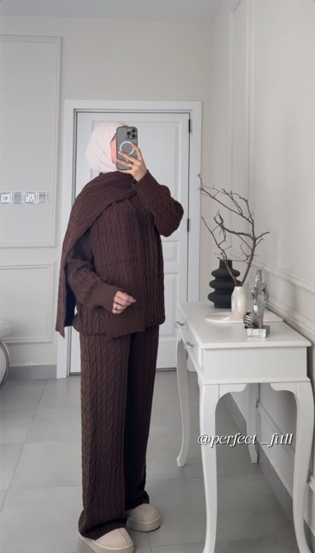 طقم صوف بني جدايل مع سكارف