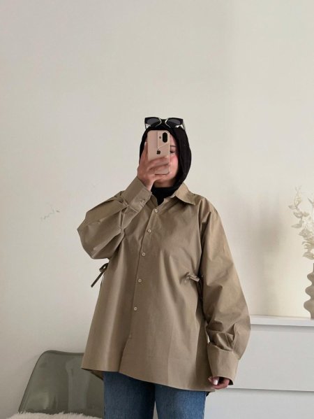 قميص زيتي مع ربطات جانبية