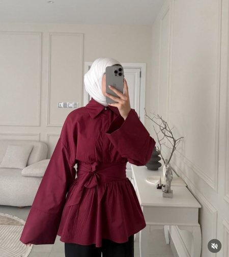 قميص مع حزام عريض بوردو