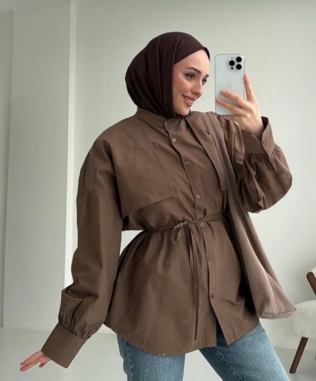 قميص بني بقصة مميزة على الصدر