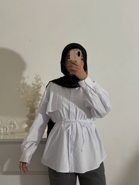 قميص ابيض بقصة مميزة على الصدر