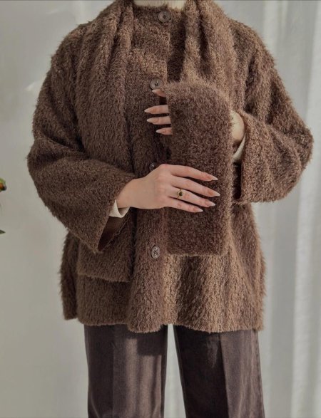 جاكيت بني ناعم مع سكارف