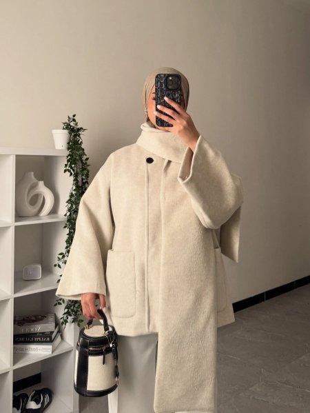 جاكيت اوف وايت جوخ مع سكارف