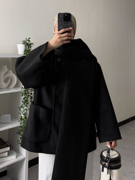 جاكيت جوخ اسود مع سكارف