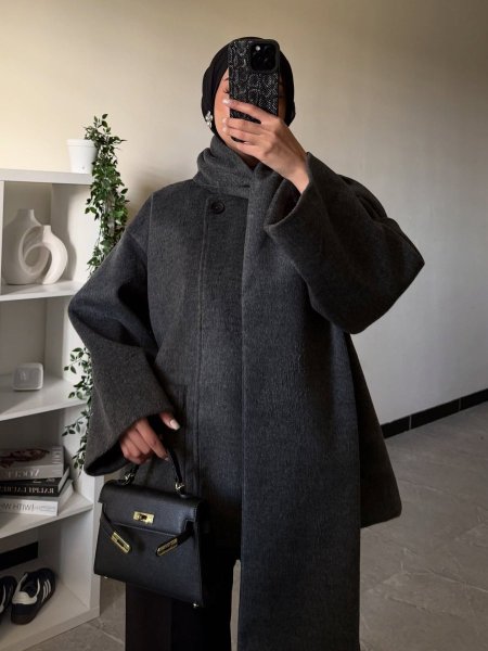 جاكيت جوخ رصاصي مع سكارف