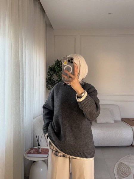 بلوزة صوف بخط ابيض